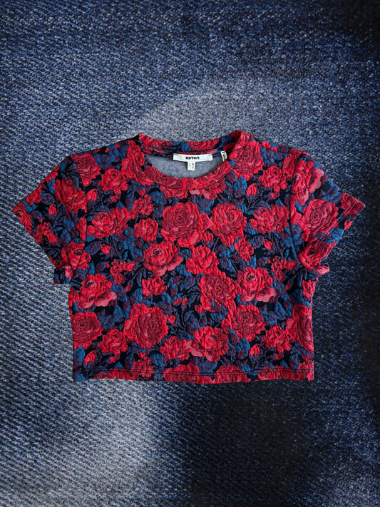 kırmızı gül desenli crop tee - bluz